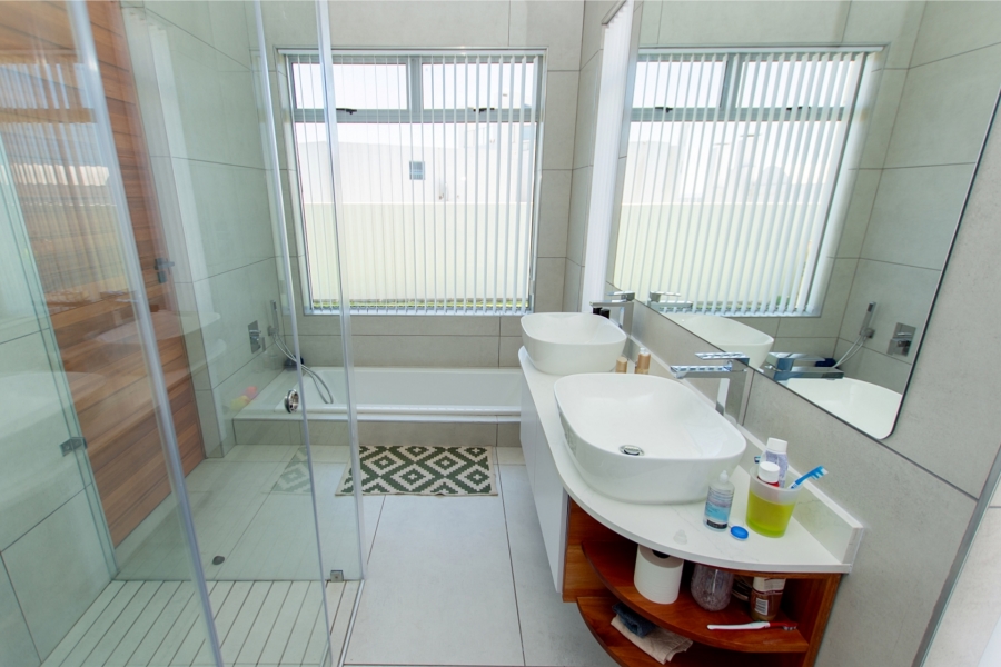 5 Bedroom Property for Sale in Paradise Beach Western Cape